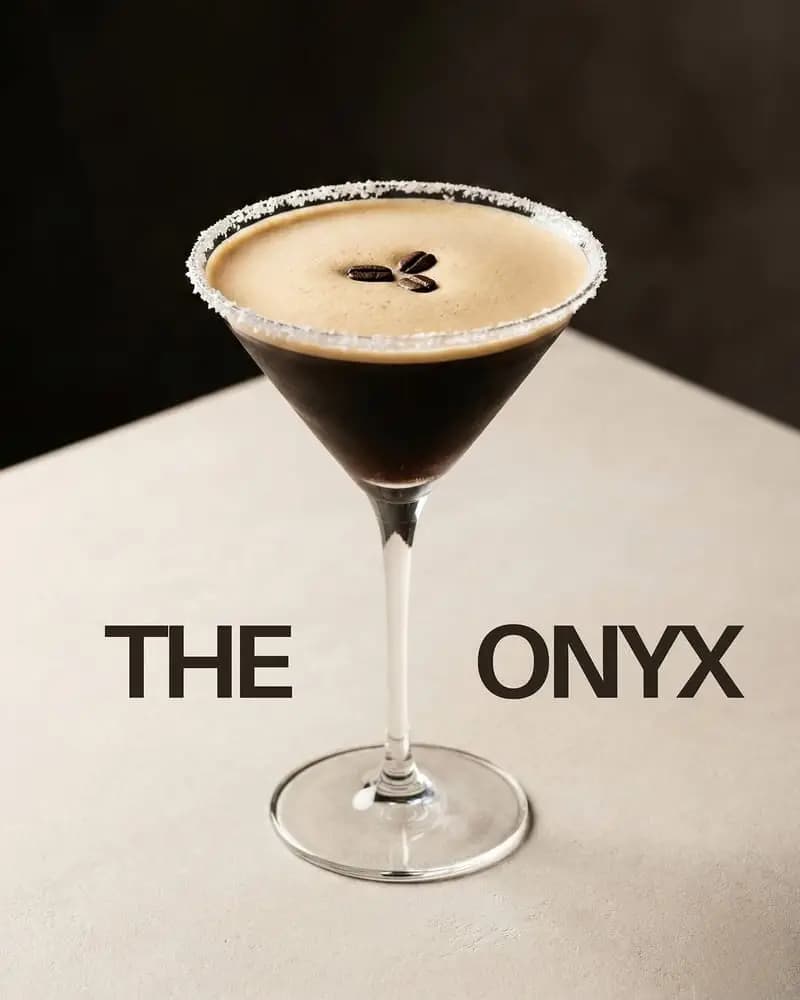 קוקטיילים צבעוניים מוגשים בחתונה