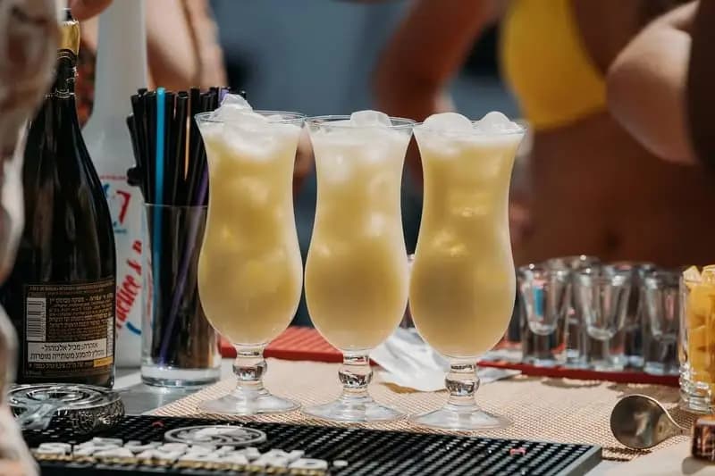 תקריב של קוקטייל קלאסי על הבר