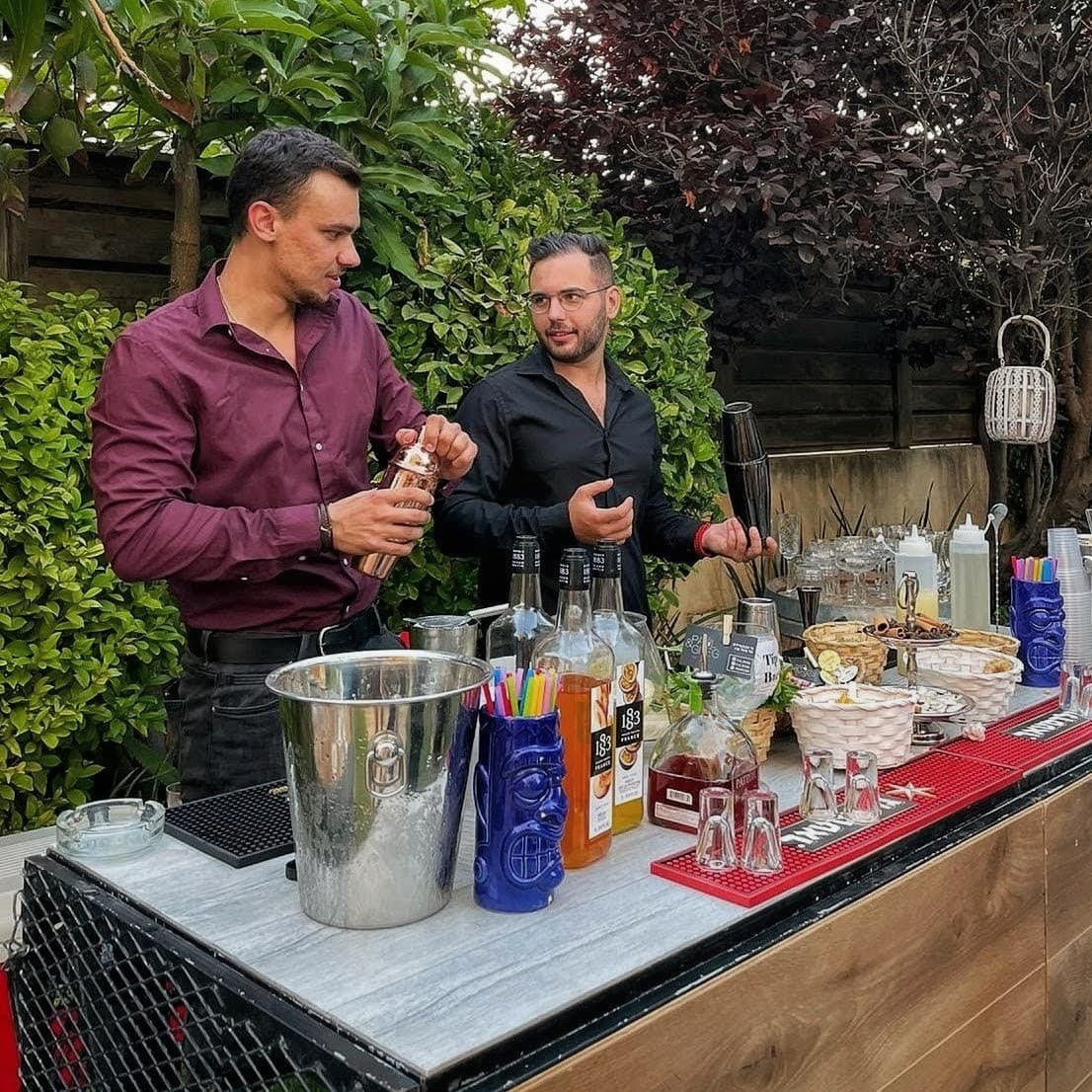 ברמנים מכינים קוקטיילים באירוע