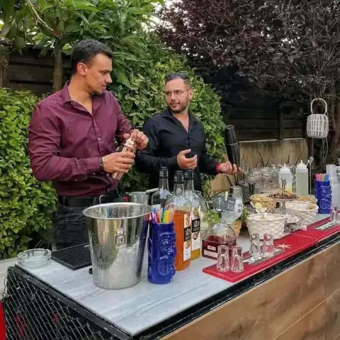 ברמנים מכינים קוקטיילים באירוע
